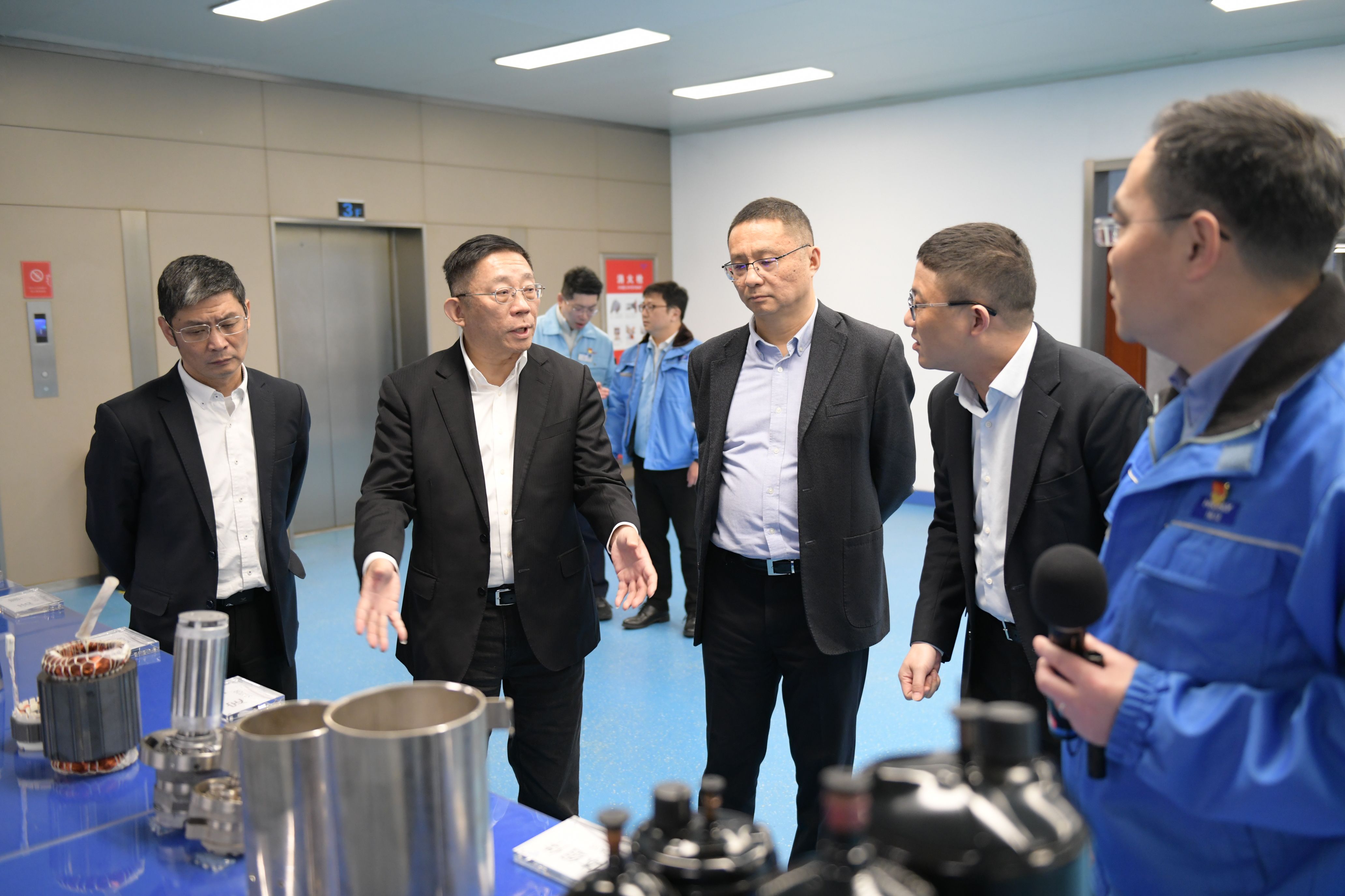 爱姆意科技集团董事长戴佩华调研上海电气集团海立南昌智能工厂